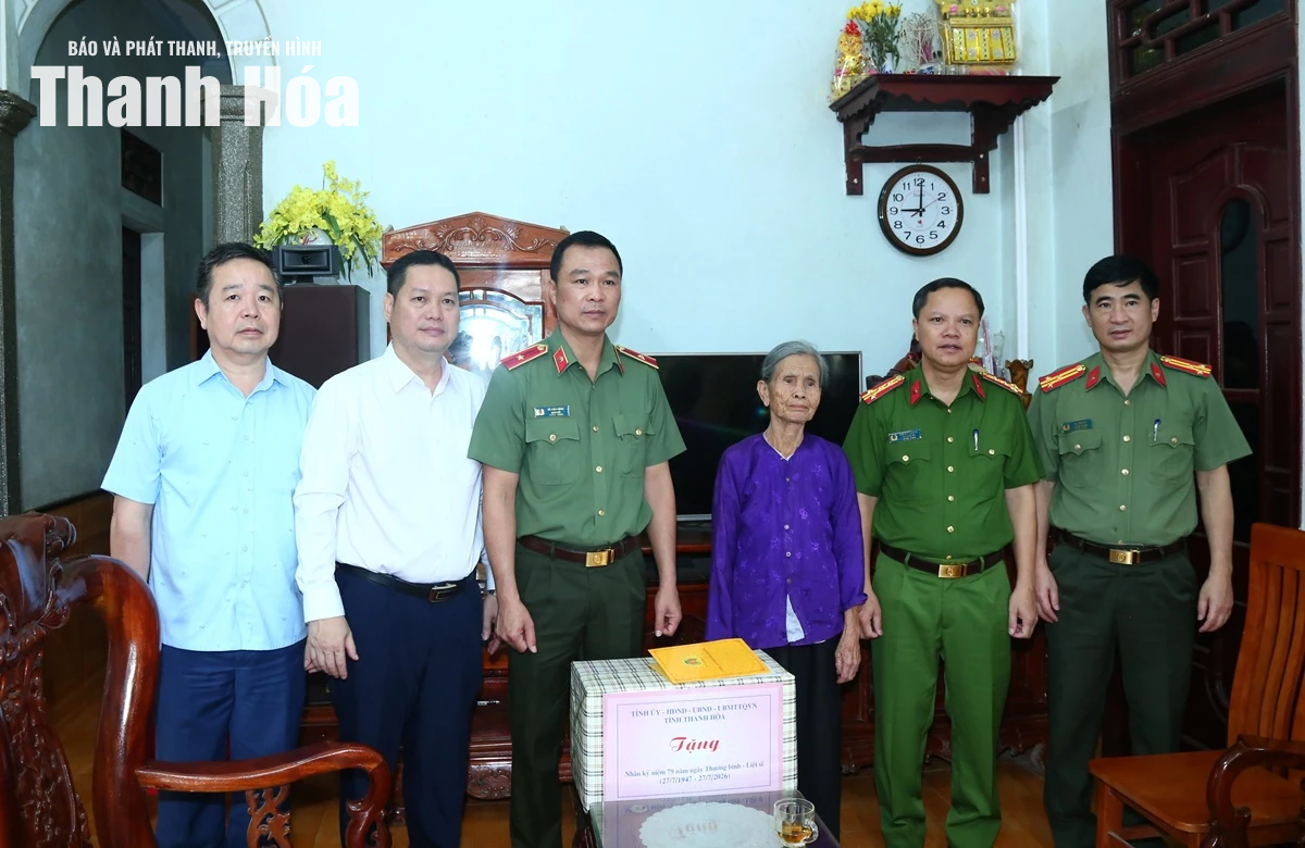 Giám đốc Công an tỉnh Tô Anh Dũng dâng hương tri ân các Anh hùng liệt sĩ, thăm và tặng quà người có công