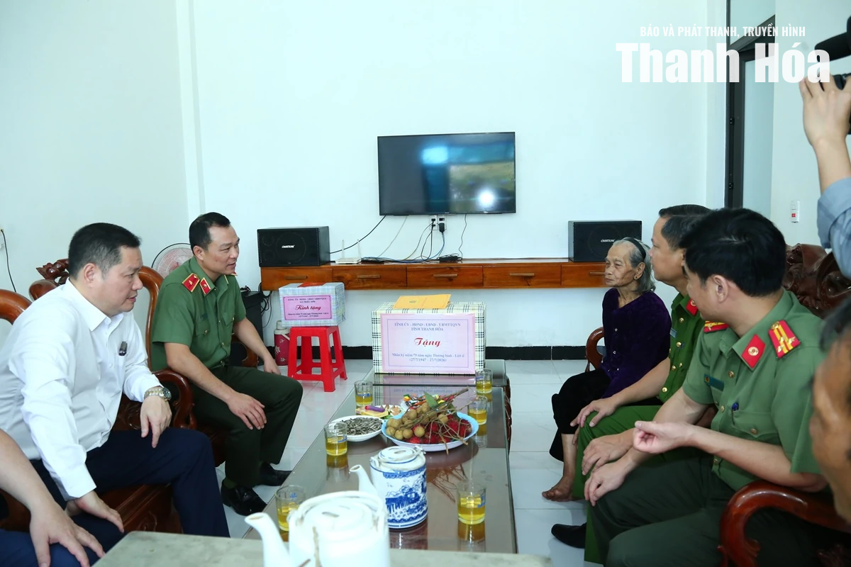 Giám đốc Công an tỉnh Tô Anh Dũng dâng hương tri ân các Anh hùng liệt sĩ, thăm và tặng quà người có công