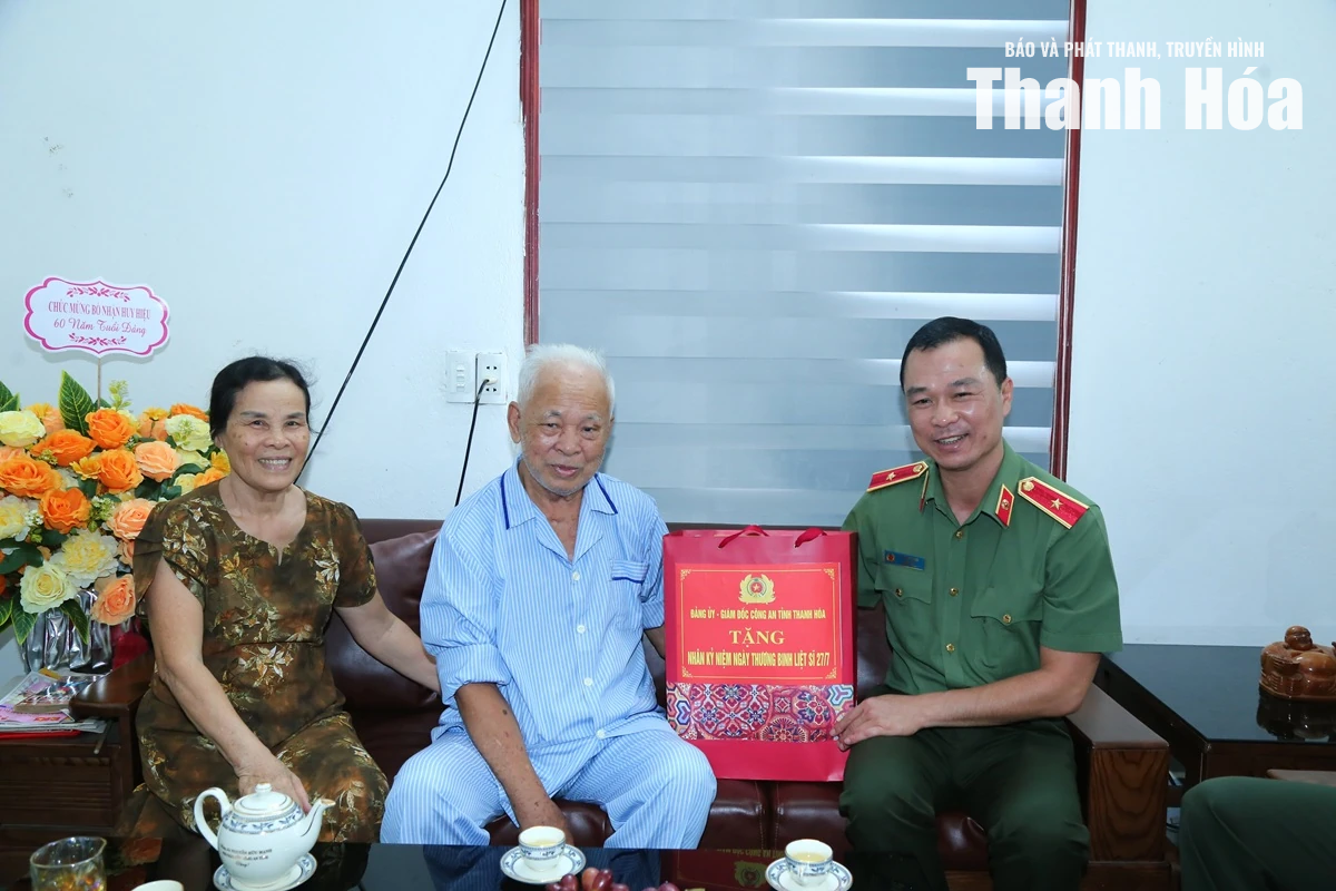 Giám đốc Công an tỉnh Tô Anh Dũng dâng hương tri ân các Anh hùng liệt sĩ, thăm và tặng quà người có công