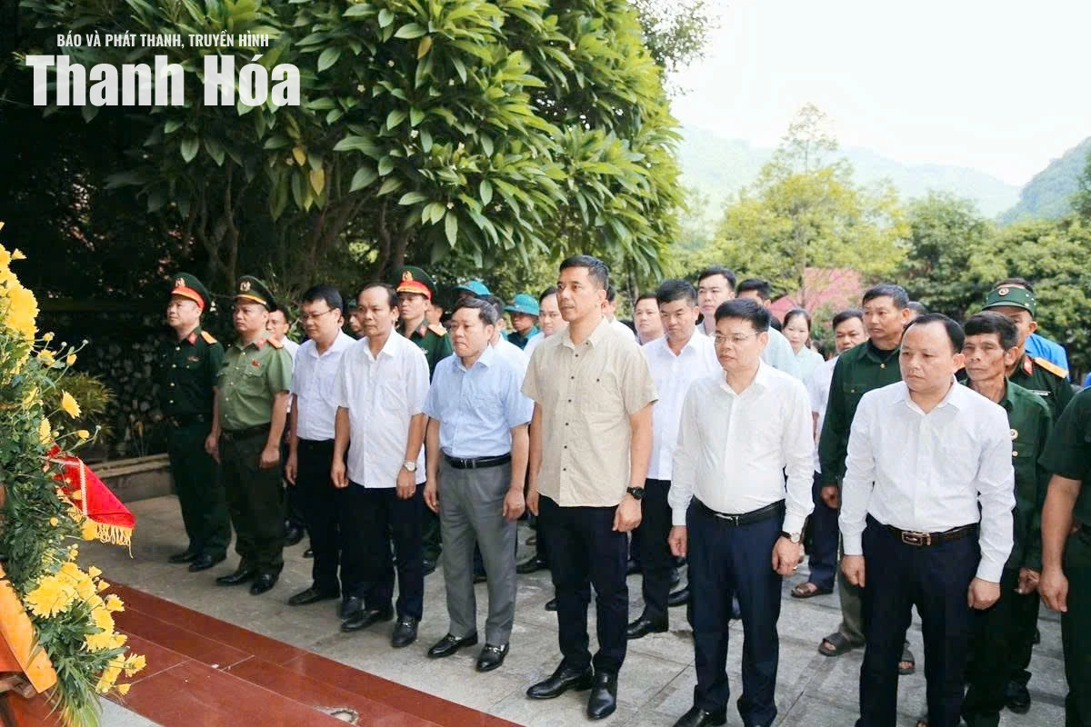 Phó Bí thư Thường trực Tỉnh ủy Nguyễn Hồng Phong dâng hoa, dâng hương tại Nghĩa trang Liệt sĩ Quốc tế Đồng Tâm, Khu Di tích lịch sử cách mạng Quốc gia Hang Co Phương