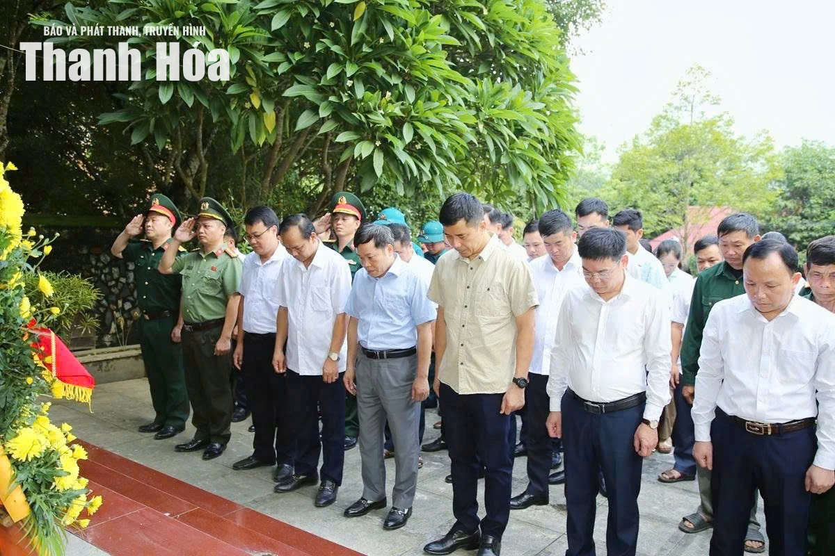 Phó Bí thư Thường trực Tỉnh ủy Nguyễn Hồng Phong dâng hoa, dâng hương tại Nghĩa trang Liệt sĩ Quốc tế Đồng Tâm, Khu Di tích lịch sử cách mạng Quốc gia Hang Co Phương