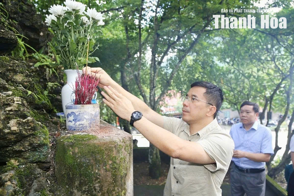 Phó Bí thư Thường trực Tỉnh ủy Nguyễn Hồng Phong dâng hoa, dâng hương tại Nghĩa trang Liệt sĩ Quốc tế Đồng Tâm, Khu Di tích lịch sử cách mạng Quốc gia Hang Co Phương