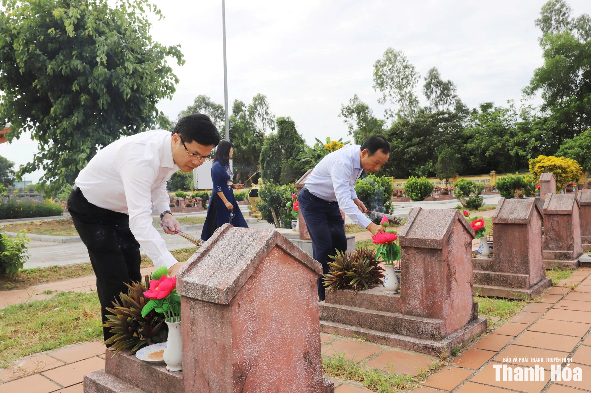 Phó Chủ tịch UBND tỉnh Lê Quang Hùng viếng nghĩa trang liệt sĩ; thăm, tặng quà gia đình chính sách