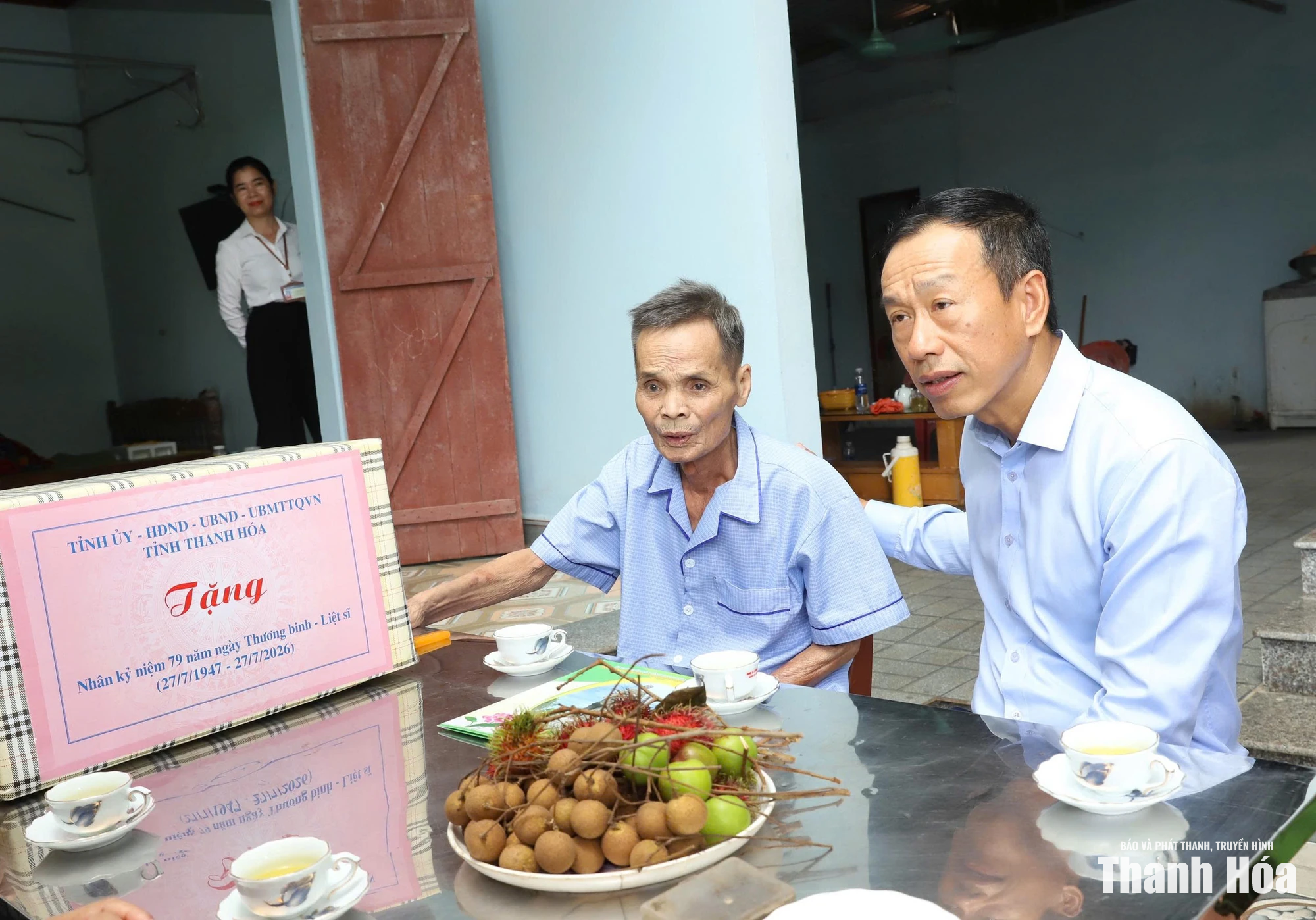 Phó Chủ tịch UBND tỉnh Lê Quang Hùng viếng nghĩa trang liệt sĩ; thăm, tặng quà gia đình chính sách