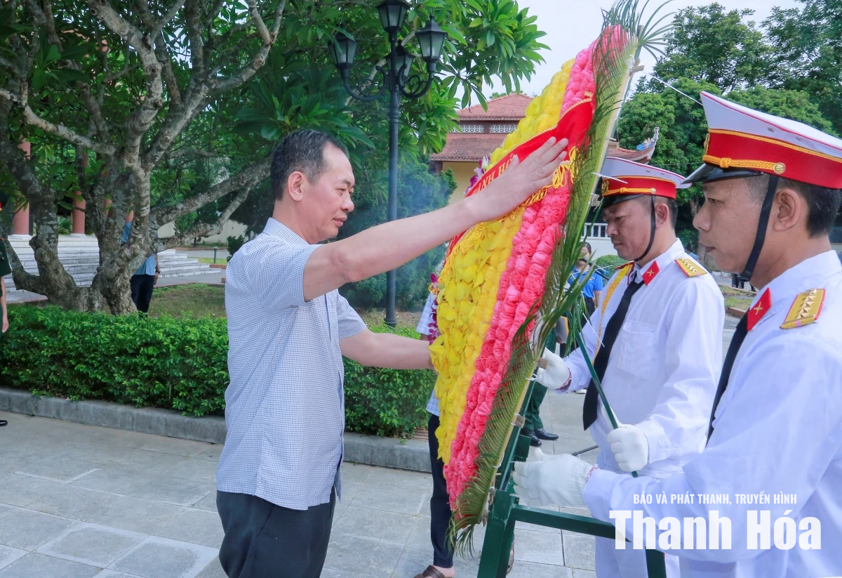 Phó Bí thư Tỉnh ủy Trịnh Tuấn Sinh viếng nghĩa trang liệt sĩ và thăm, tặng quà gia đình chính sách