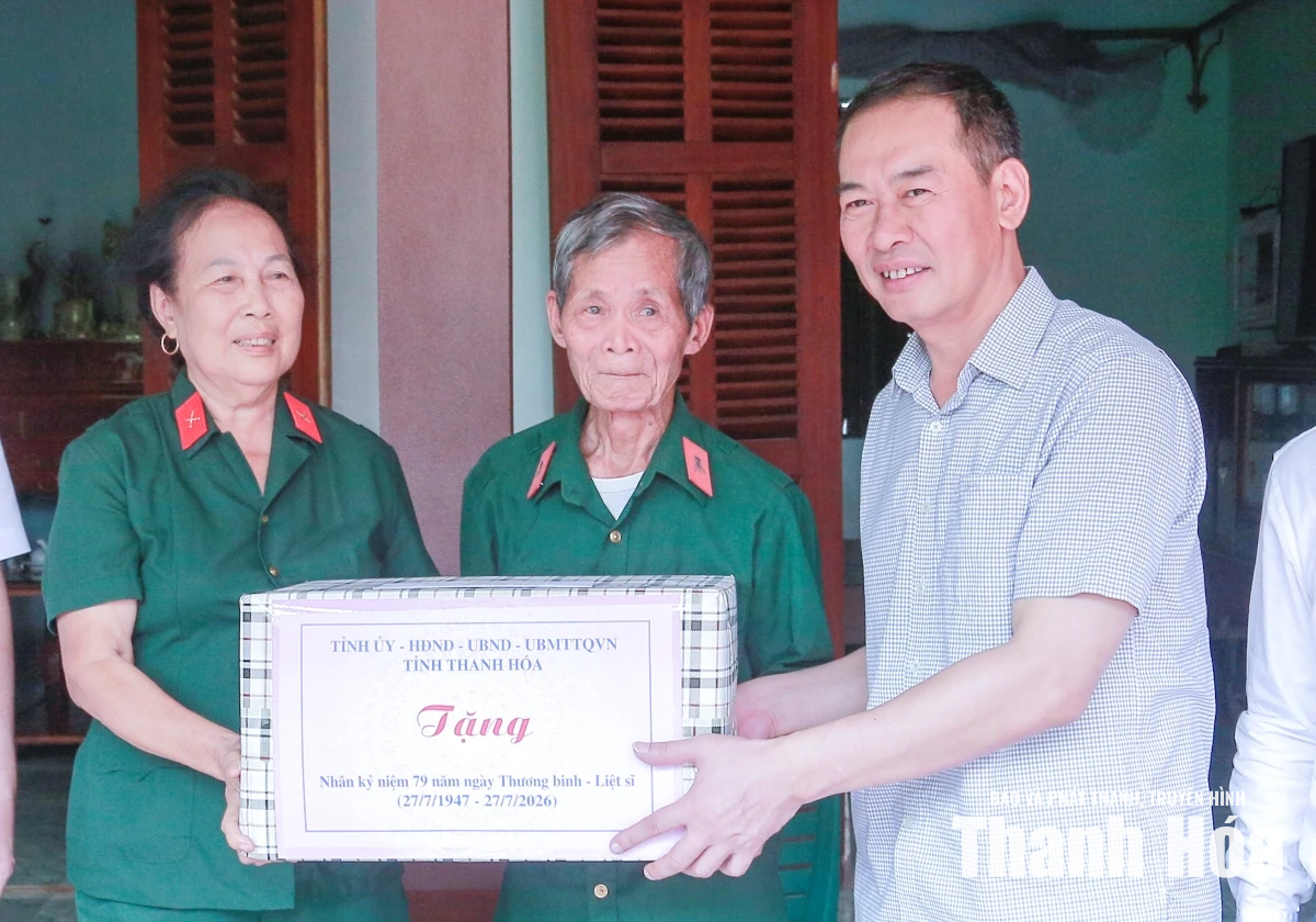 Phó Bí thư Tỉnh ủy Trịnh Tuấn Sinh viếng nghĩa trang liệt sĩ và thăm, tặng quà gia đình chính sách