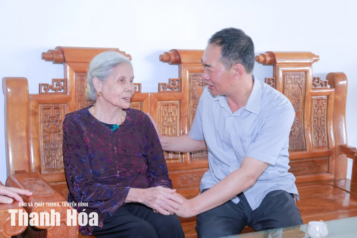 Phó Bí thư Tỉnh ủy Trịnh Tuấn Sinh viếng nghĩa trang liệt sĩ và thăm, tặng quà gia đình chính sách