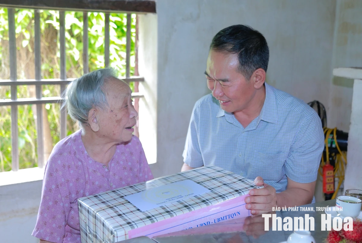 Phó Bí thư Tỉnh ủy Trịnh Tuấn Sinh viếng nghĩa trang liệt sĩ và thăm, tặng quà gia đình chính sách