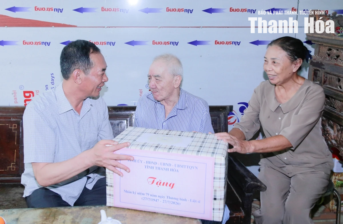 Phó Bí thư Tỉnh ủy Trịnh Tuấn Sinh viếng nghĩa trang liệt sĩ và thăm, tặng quà gia đình chính sách