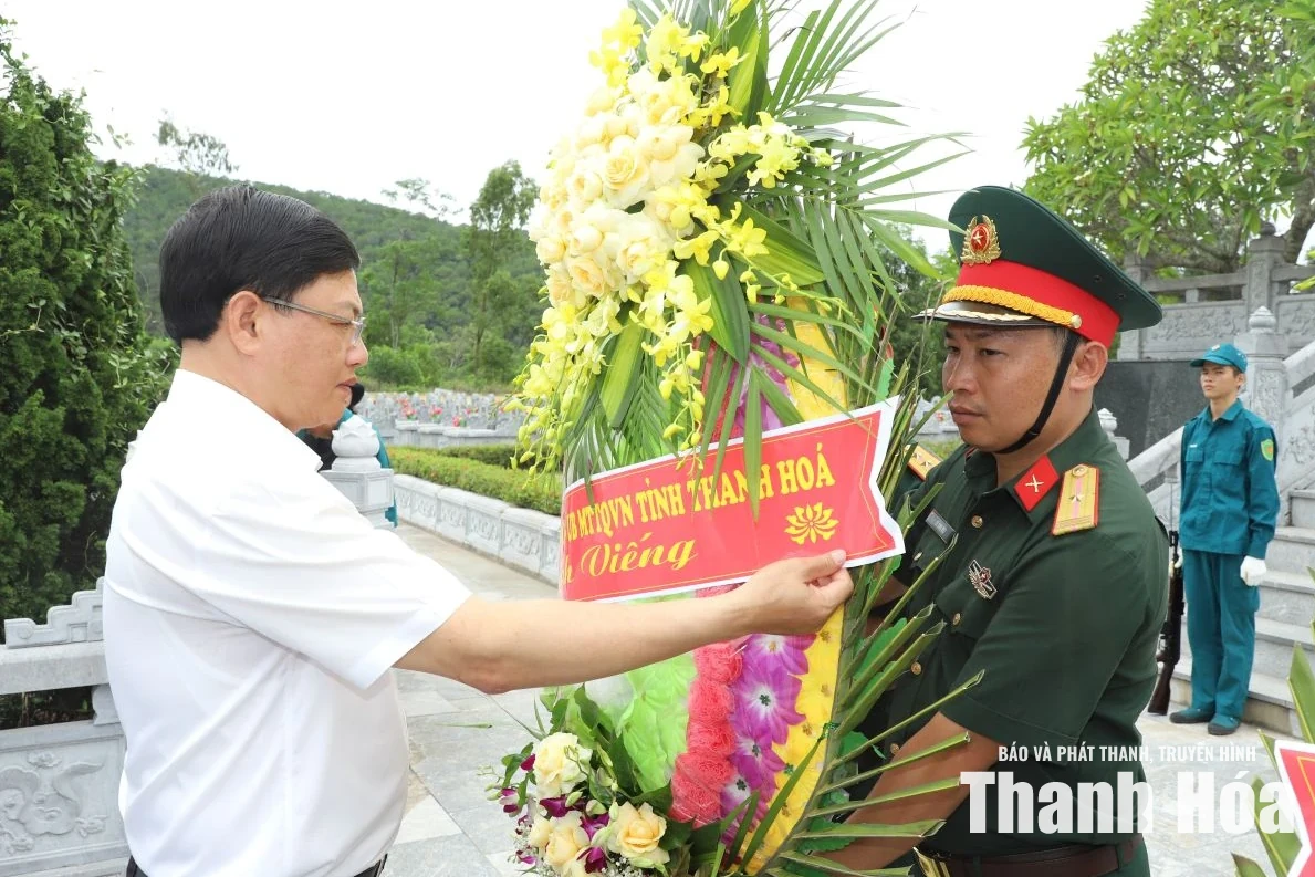 Phó Chủ tịch Thường trực UBND tỉnh Mai Xuân Liêm viếng Nghĩa trang liệt sĩ và thăm, tặng quà gia đình chính sách