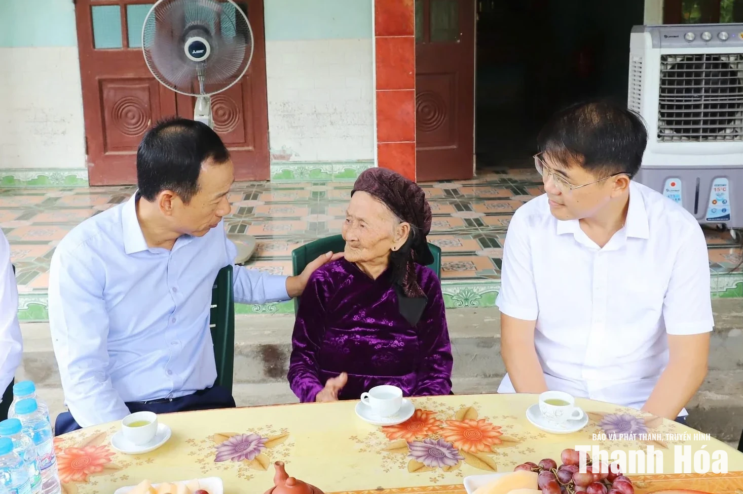 Phó Chủ tịch UBND tỉnh Lê Quang Hùng viếng nghĩa trang liệt sĩ; thăm, tặng quà gia đình chính sách