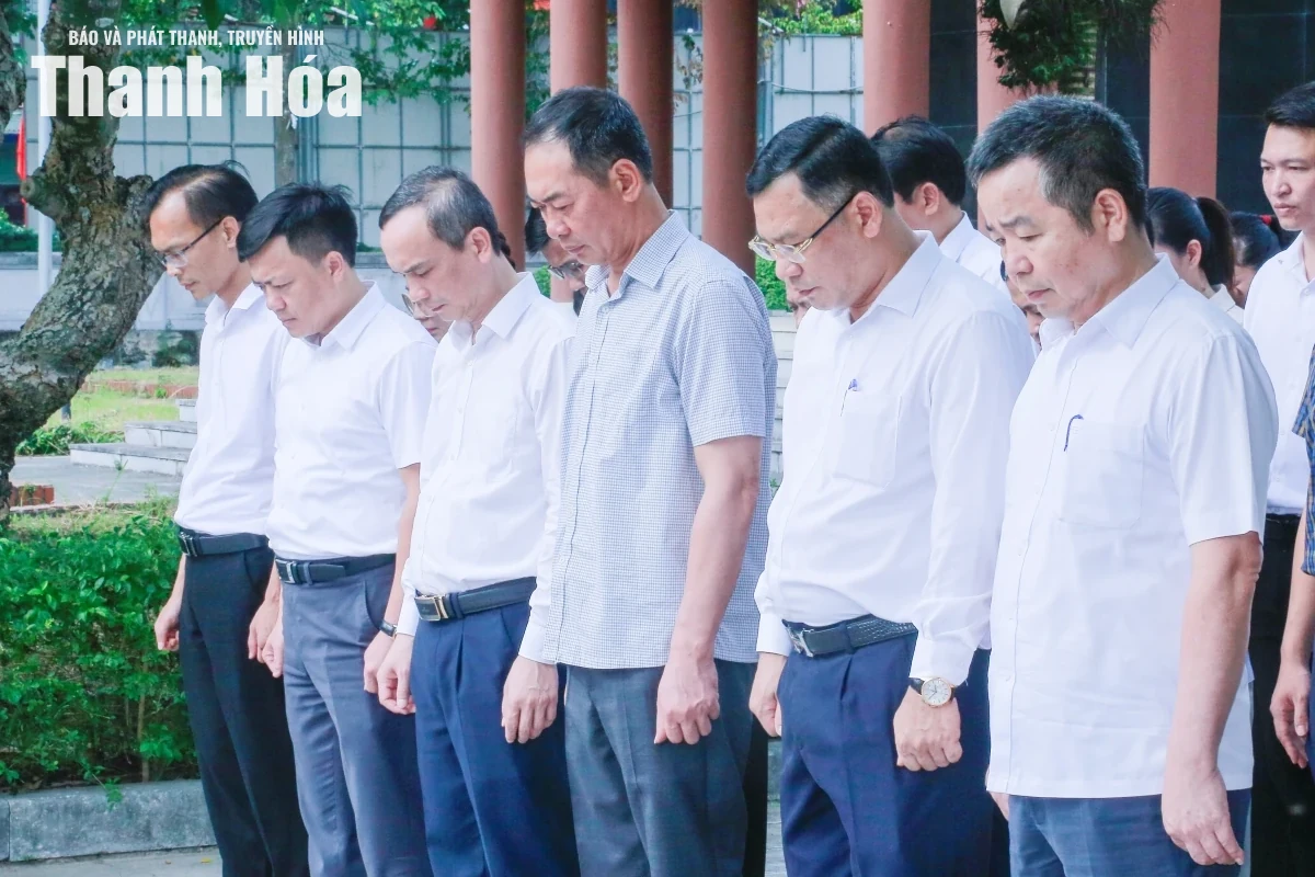 Phó Bí thư Tỉnh ủy Trịnh Tuấn Sinh viếng nghĩa trang liệt sĩ và thăm, tặng quà gia đình chính sách