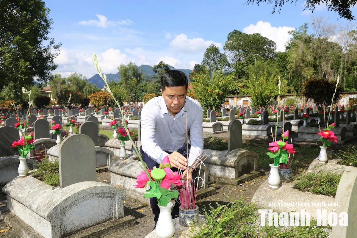 Phó Bí thư Thường trực Tỉnh ủy Nguyễn Hồng Phong dâng hoa, dâng hương tại Nghĩa trang Liệt sĩ Quốc tế Đồng Tâm, Khu Di tích lịch sử cách mạng Quốc gia Hang Co Phương