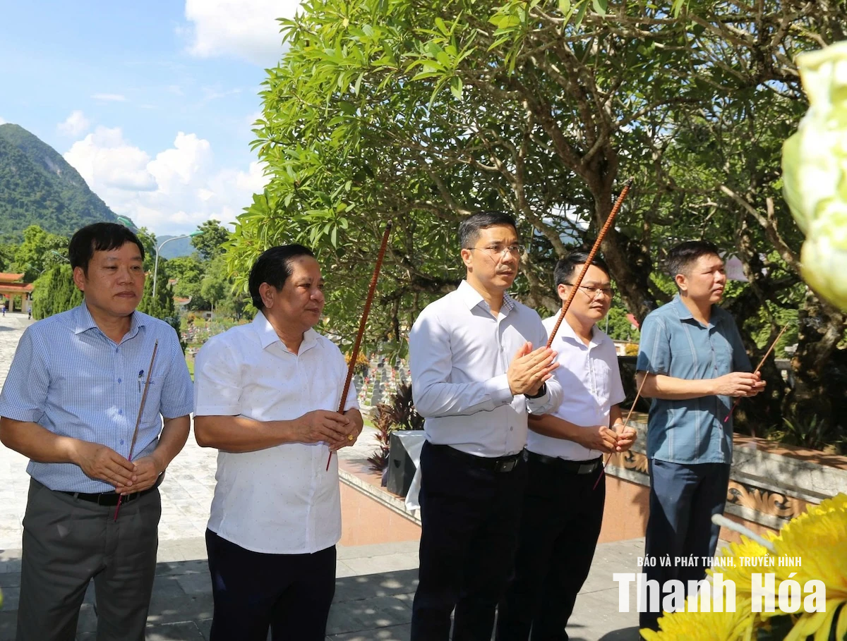 Phó Bí thư Thường trực Tỉnh ủy Nguyễn Hồng Phong dâng hoa, dâng hương tại Nghĩa trang Liệt sĩ Quốc tế Đồng Tâm, Khu Di tích lịch sử cách mạng Quốc gia Hang Co Phương