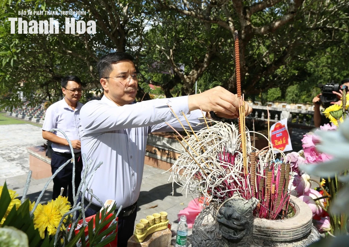 Phó Bí thư Thường trực Tỉnh ủy Nguyễn Hồng Phong dâng hoa, dâng hương tại Nghĩa trang Liệt sĩ Quốc tế Đồng Tâm, Khu Di tích lịch sử cách mạng Quốc gia Hang Co Phương