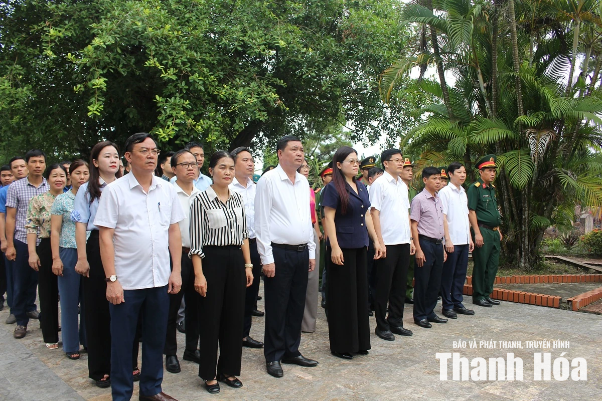 Phó Trưởng đoàn ĐBQH tỉnh Lương Thị Hoa viếng nghĩa trang liệt sĩ và thăm, tặng quà gia đình chính sách
