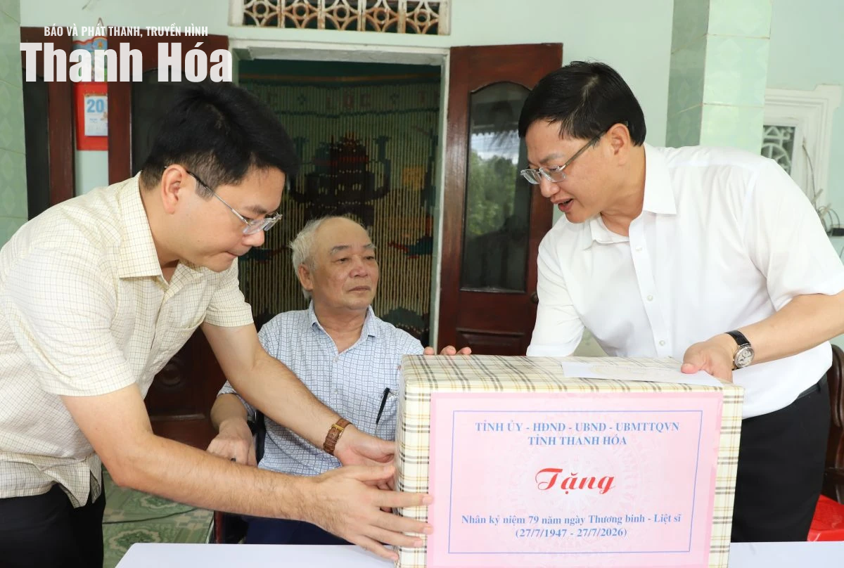Phó Chủ tịch Thường trực UBND tỉnh Mai Xuân Liêm viếng Nghĩa trang liệt sĩ và thăm, tặng quà gia đình chính sách