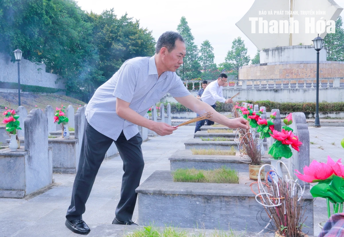Phó Bí thư Tỉnh ủy Trịnh Tuấn Sinh viếng nghĩa trang liệt sĩ và thăm, tặng quà gia đình chính sách