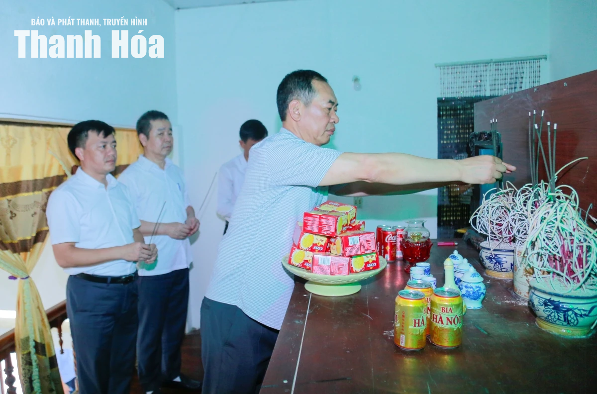 Phó Bí thư Tỉnh ủy Trịnh Tuấn Sinh viếng nghĩa trang liệt sĩ và thăm, tặng quà gia đình chính sách
