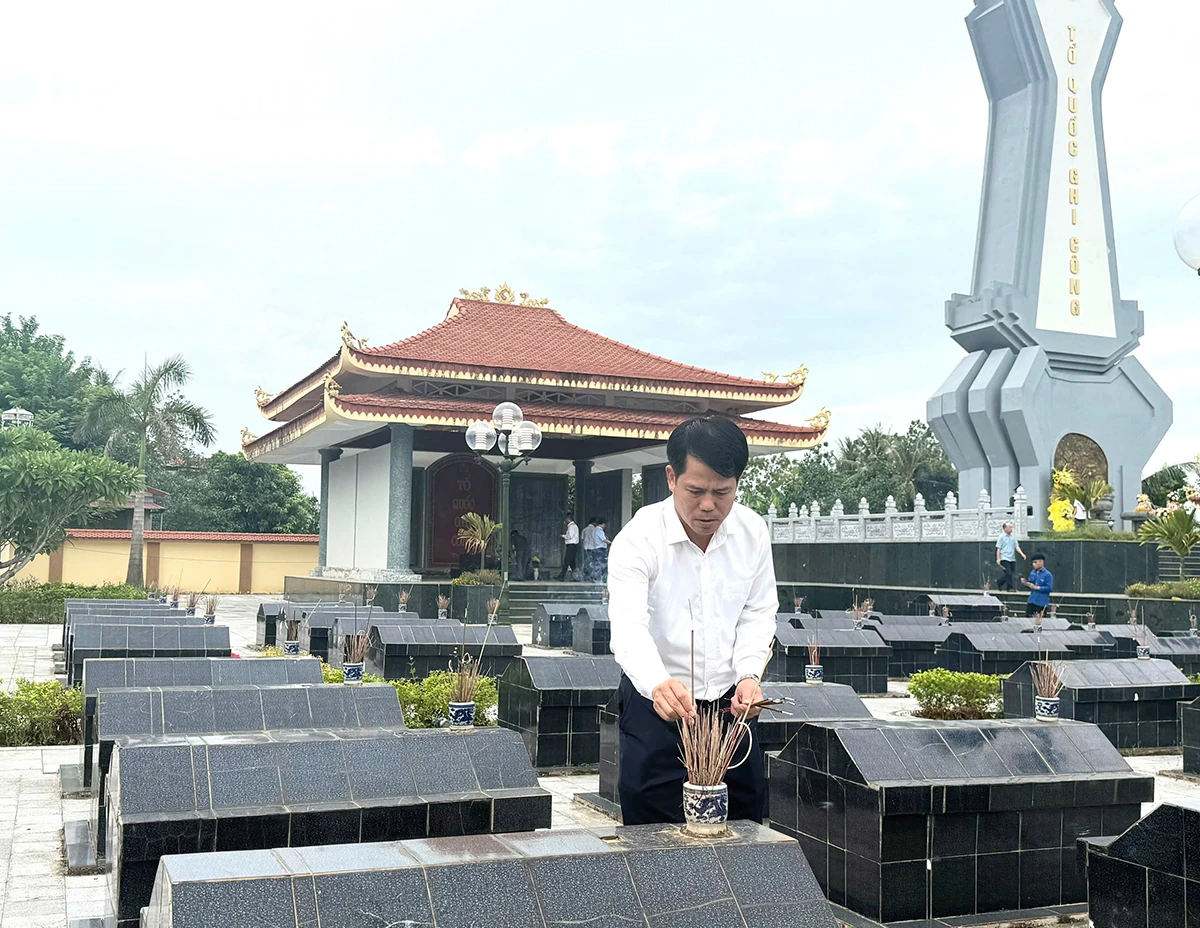 Trưởng Ban Tuyên giáo và Dân vận Tỉnh ủy Đào Xuân Yên dâng hương tri ân các Anh hùng liệt sĩ, thăm và tặng quà người có công