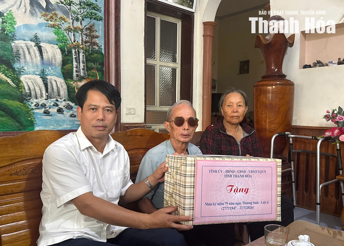 Trưởng Ban Tuyên giáo và Dân vận Tỉnh ủy Đào Xuân Yên dâng hương tri ân các Anh hùng liệt sĩ, thăm và tặng quà người có công