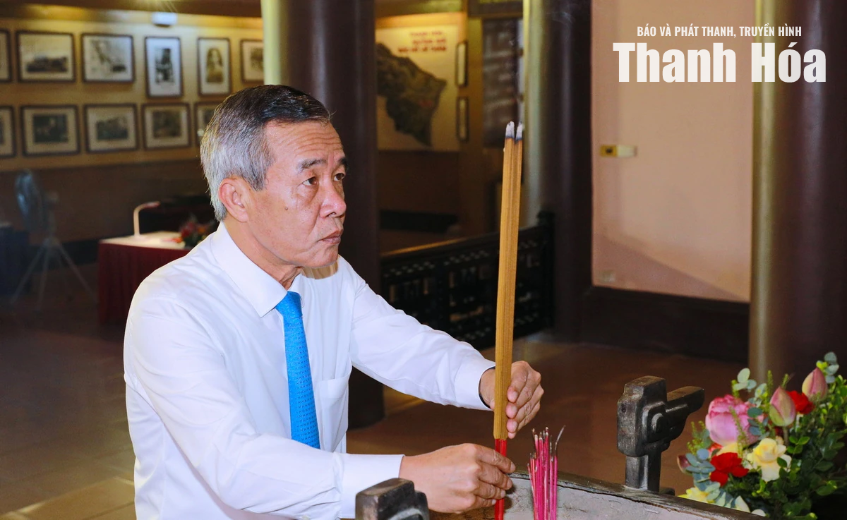 Đoàn đại biểu tỉnh Thanh Hóa dâng hương tưởng niệm Chủ tịch Hồ Chí Minh nhân kỷ niệm 79 năm Ngày Thương binh - Liệt sĩ