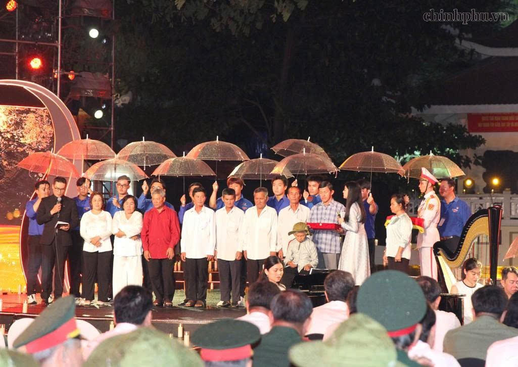Cầu truyền hình “Sao sáng dẫn đường”: Tôn vinh và tri ân sự hy sinh cao cả của các Anh hùng liệt sĩ