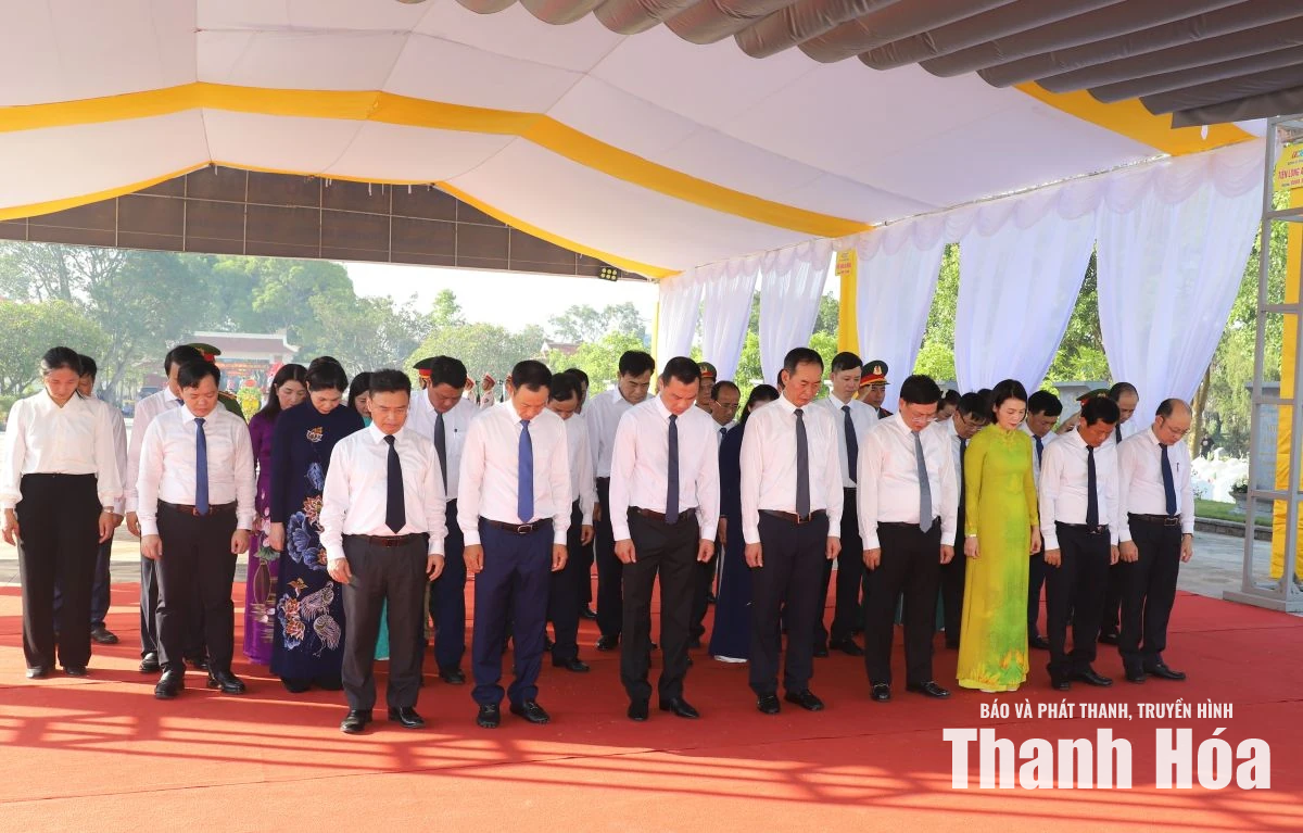 Đoàn đại biểu tỉnh Thanh Hóa dâng hương tưởng niệm Mẹ Việt Nam Anh hùng và các Anh hùng liệt sĩ
