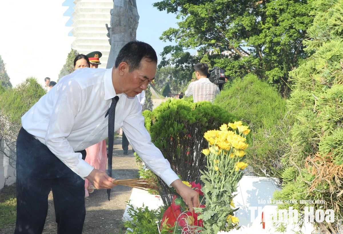 Đoàn đại biểu tỉnh Thanh Hóa dâng hương tưởng niệm Mẹ Việt Nam Anh hùng và các Anh hùng liệt sĩ