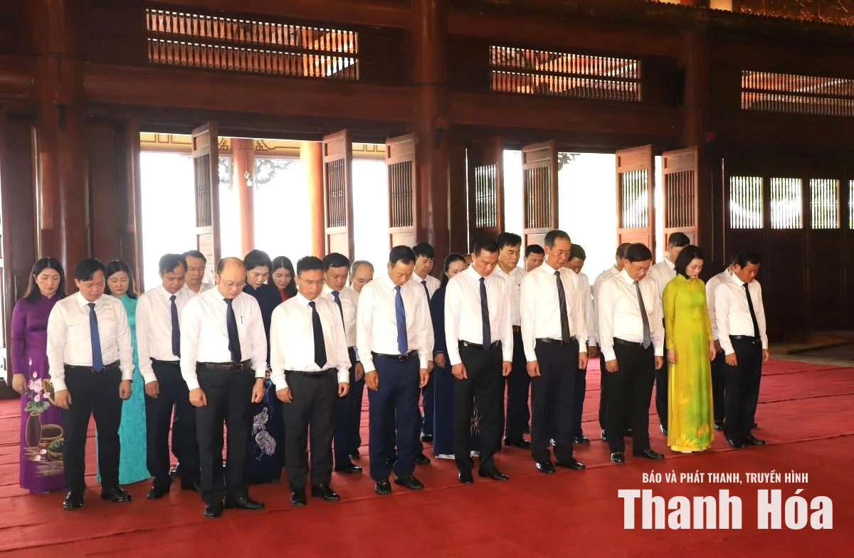 Đoàn đại biểu tỉnh Thanh Hóa dâng hương tưởng niệm Mẹ Việt Nam Anh hùng và các Anh hùng liệt sĩ