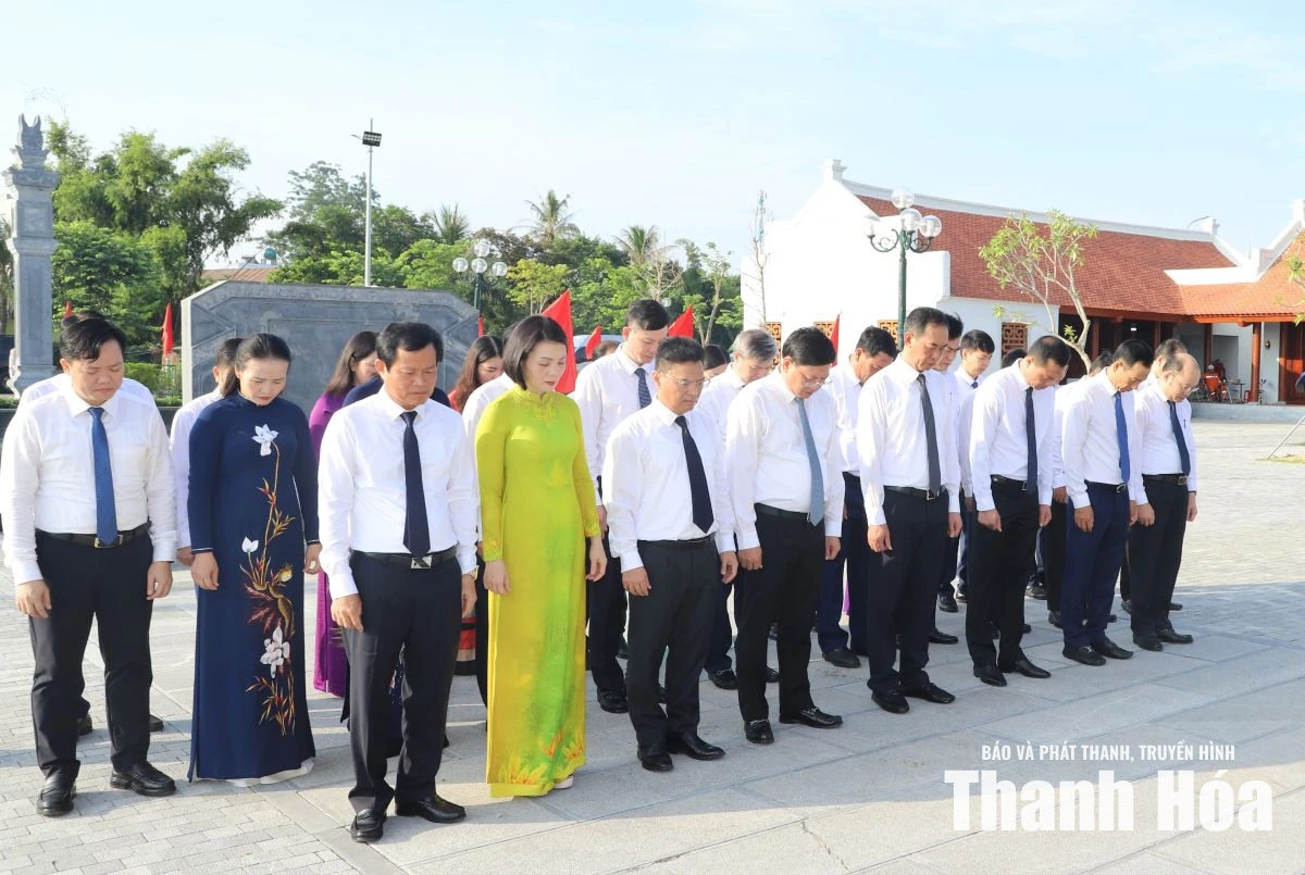 Đoàn đại biểu tỉnh Thanh Hóa dâng hương tưởng niệm Mẹ Việt Nam Anh hùng và các Anh hùng liệt sĩ