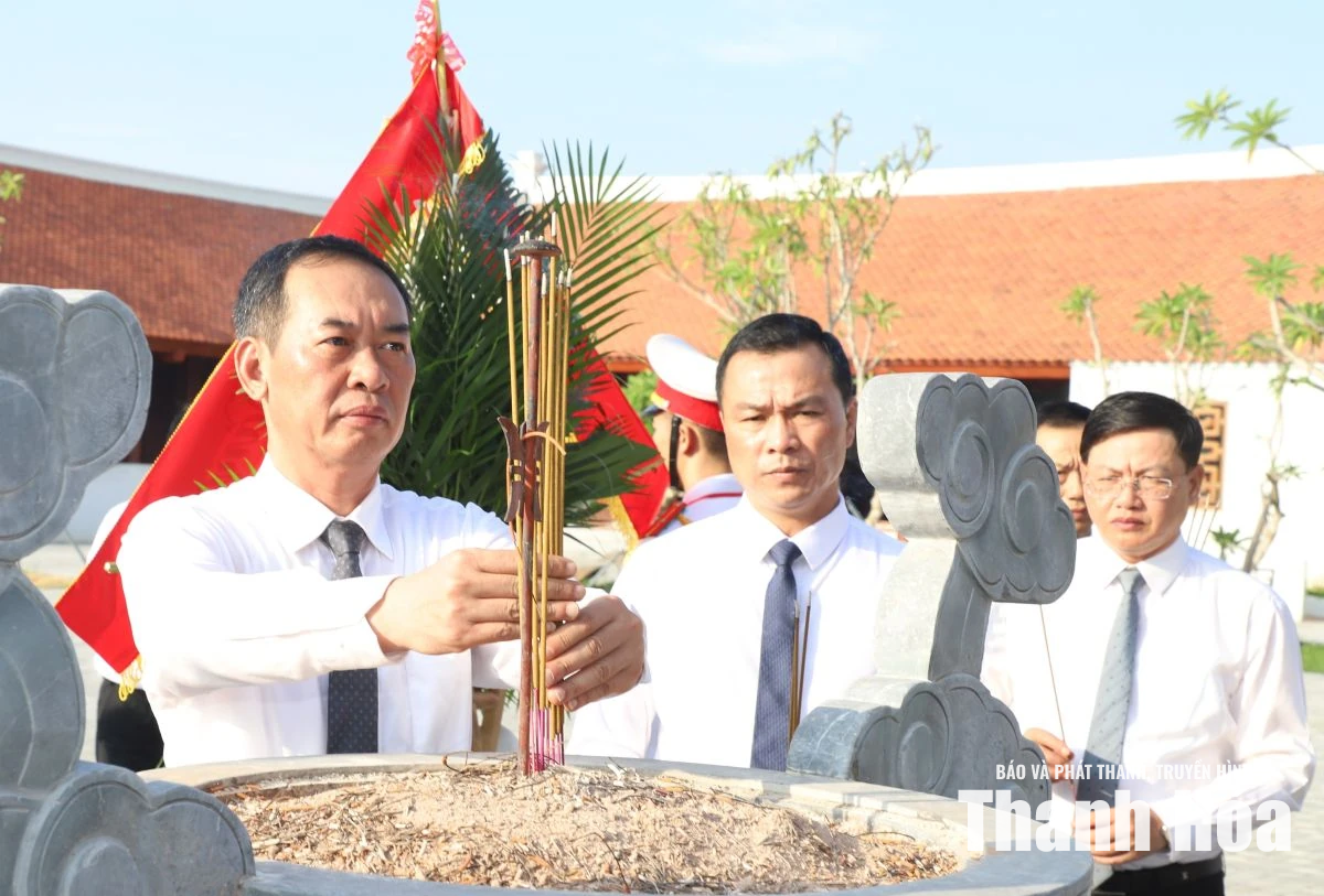 Đoàn đại biểu tỉnh Thanh Hóa dâng hương tưởng niệm Mẹ Việt Nam Anh hùng và các Anh hùng liệt sĩ