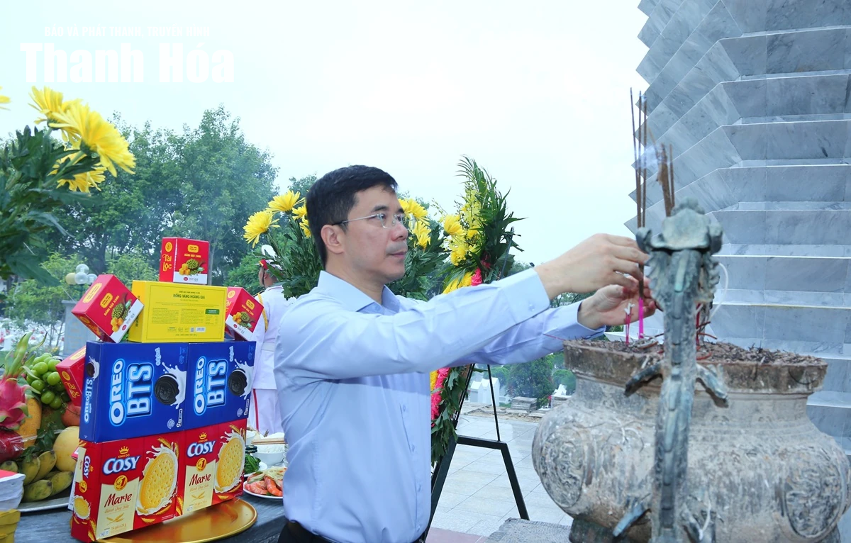 Phó Bí thư Thường trực Tỉnh ủy Nguyễn Hồng Phong dâng hương trước khi lấy mẫu hài cốt liệt sĩ tại Nghĩa trang liệt sĩ Hàm Rồng