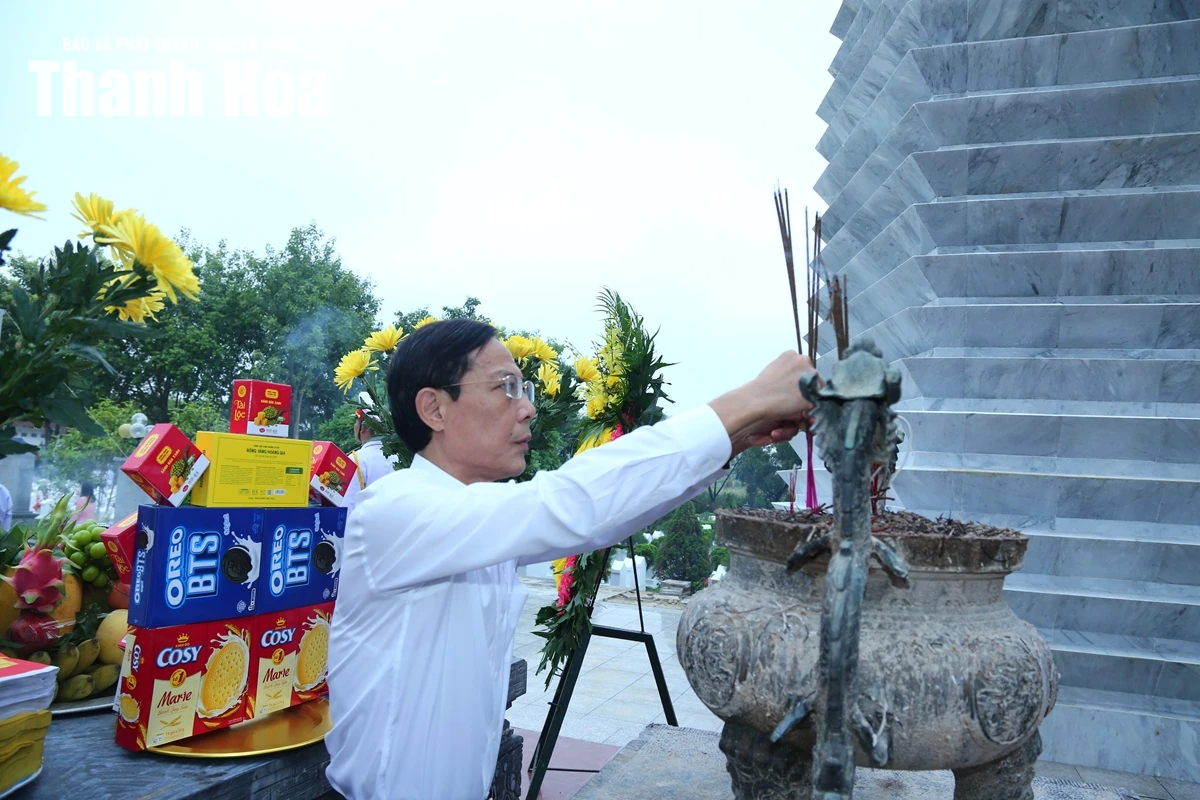 Phó Bí thư Thường trực Tỉnh ủy Nguyễn Hồng Phong dâng hương trước khi lấy mẫu hài cốt liệt sĩ tại Nghĩa trang liệt sĩ Hàm Rồng