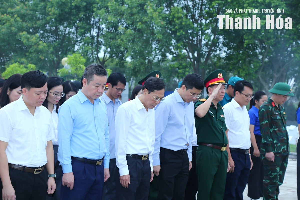 Phó Bí thư Thường trực Tỉnh ủy Nguyễn Hồng Phong dâng hương trước khi lấy mẫu hài cốt liệt sĩ tại Nghĩa trang liệt sĩ Hàm Rồng