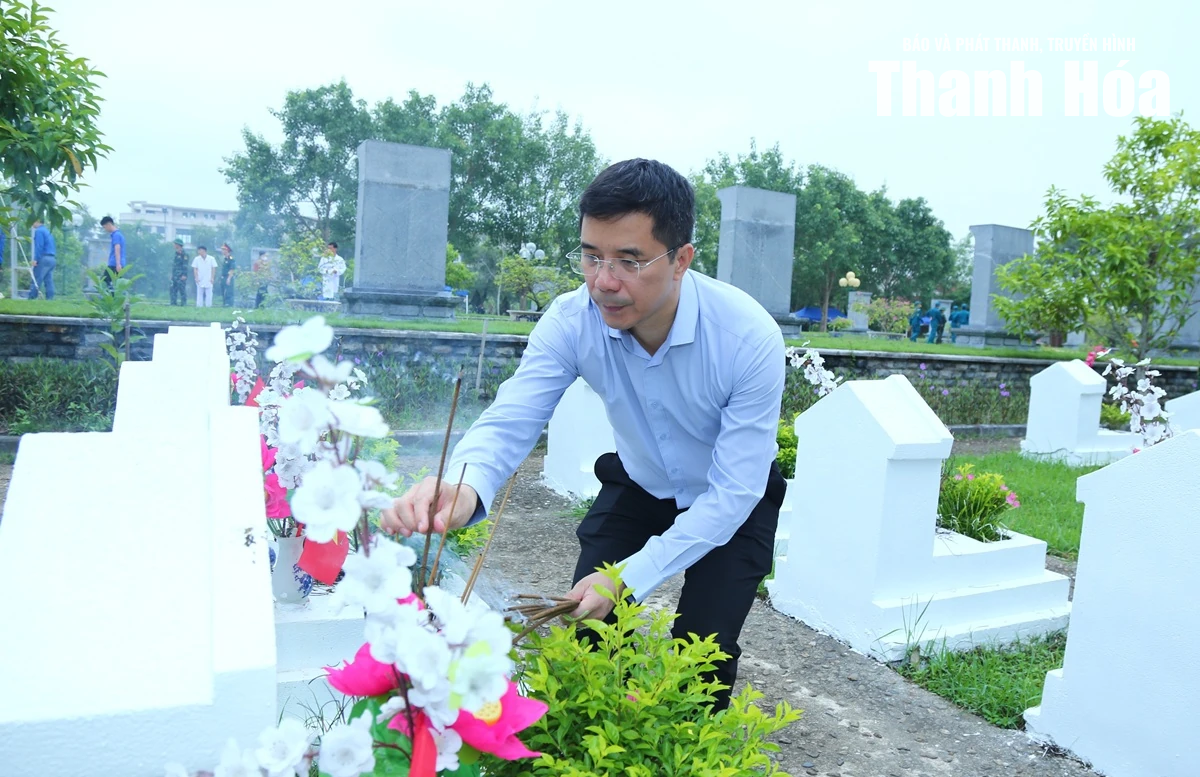 Phó Bí thư Thường trực Tỉnh ủy Nguyễn Hồng Phong dâng hương trước khi lấy mẫu hài cốt liệt sĩ tại Nghĩa trang liệt sĩ Hàm Rồng
