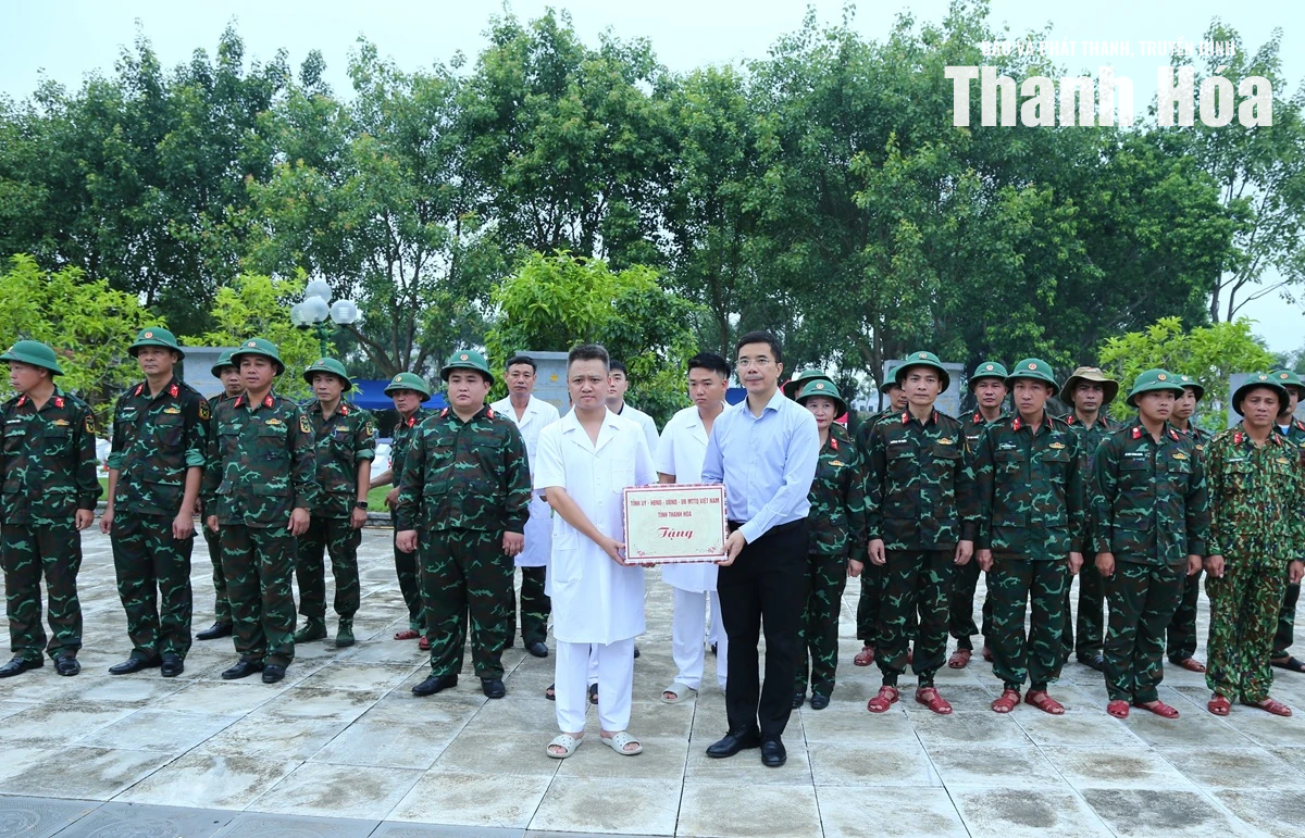 Phó Bí thư Thường trực Tỉnh ủy Nguyễn Hồng Phong dâng hương trước khi lấy mẫu hài cốt liệt sĩ tại Nghĩa trang liệt sĩ Hàm Rồng