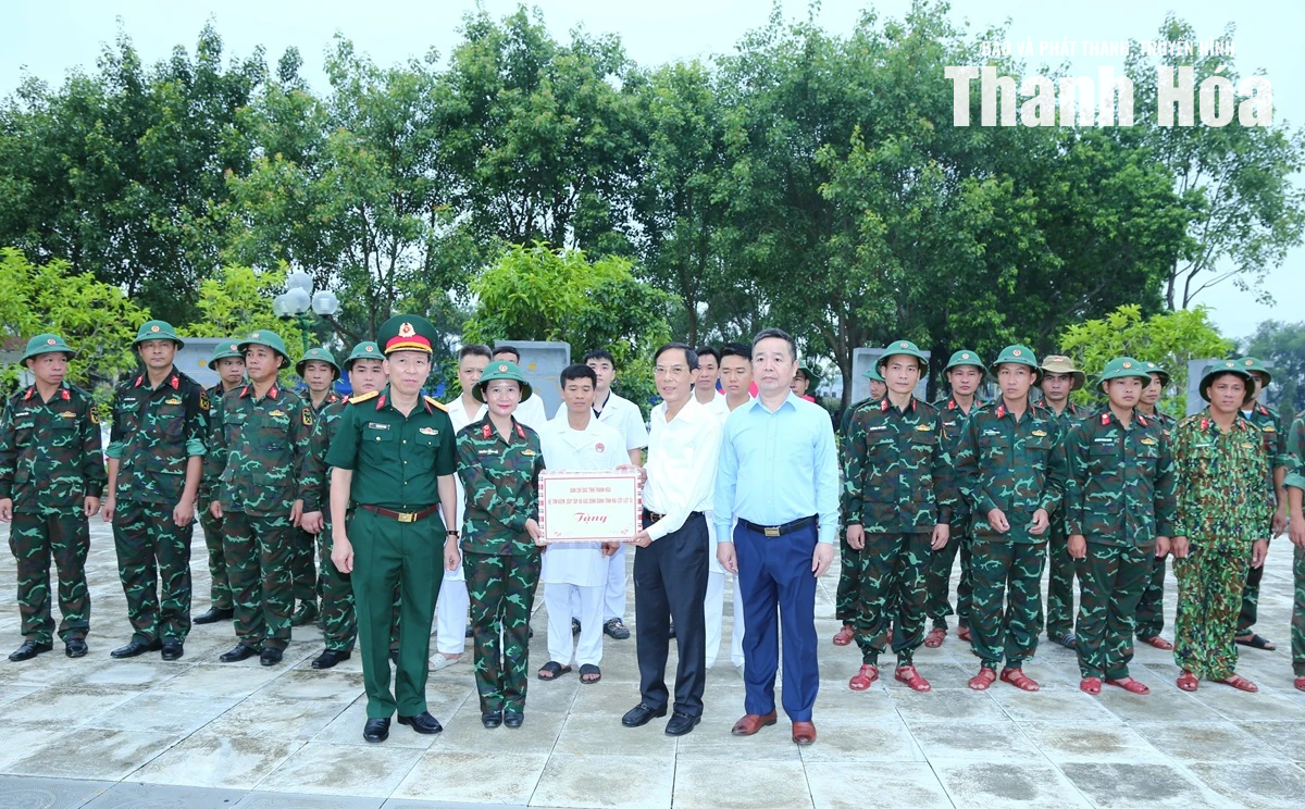 Phó Bí thư Thường trực Tỉnh ủy Nguyễn Hồng Phong dâng hương trước khi lấy mẫu hài cốt liệt sĩ tại Nghĩa trang liệt sĩ Hàm Rồng