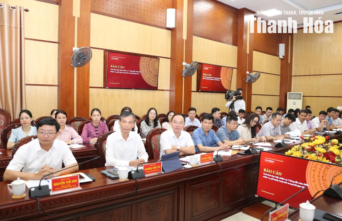 Chủ tịch UBND tỉnh Tô Anh Dũng làm việc với Văn phòng UBND tỉnh