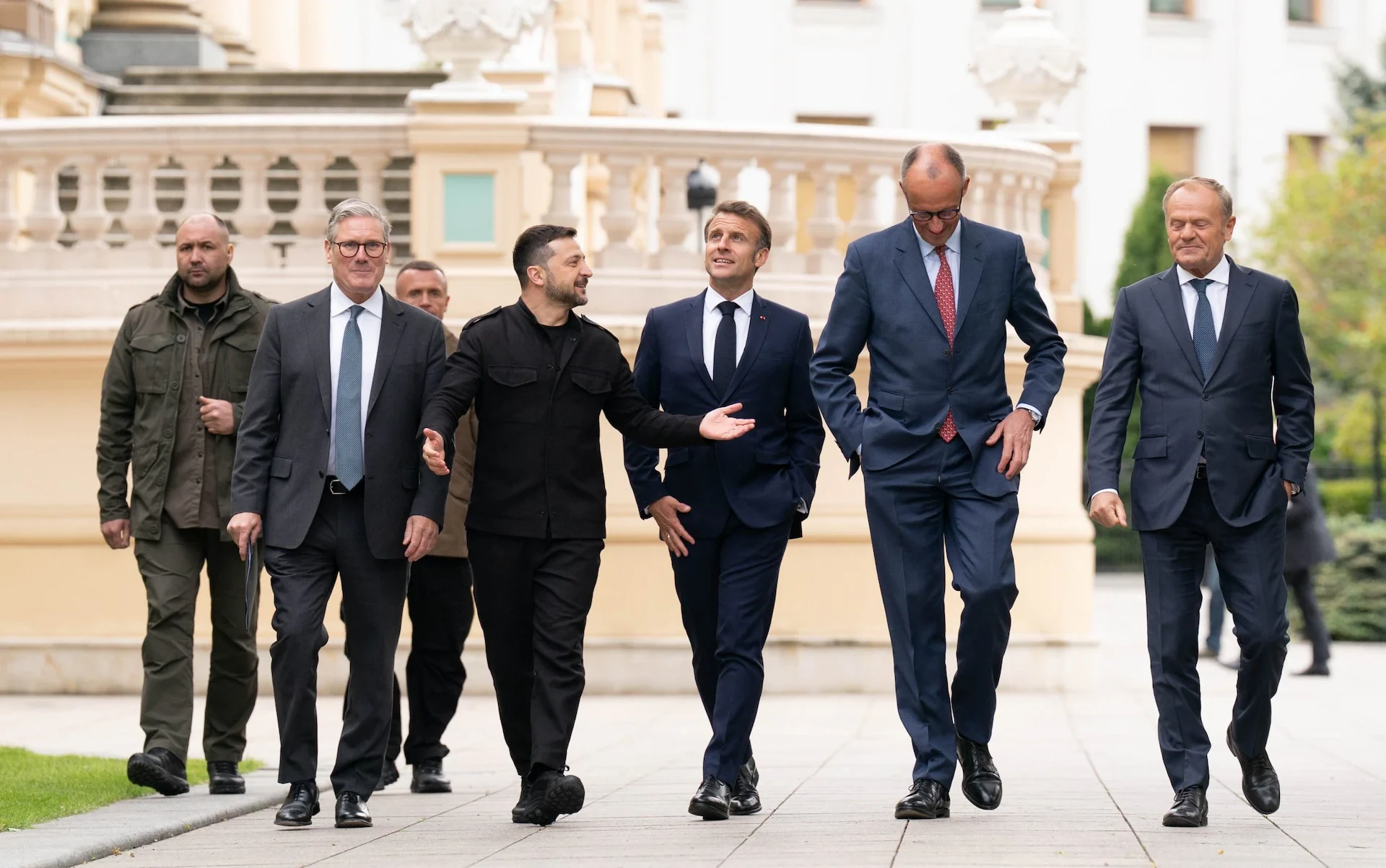 Sự ra đi của Thủ tướng Starmer và nhiệm kỳ cuối của Tổng thống Macron đặt liên minh ủng hộ Ukraine trước nguy cơ sụp đổ