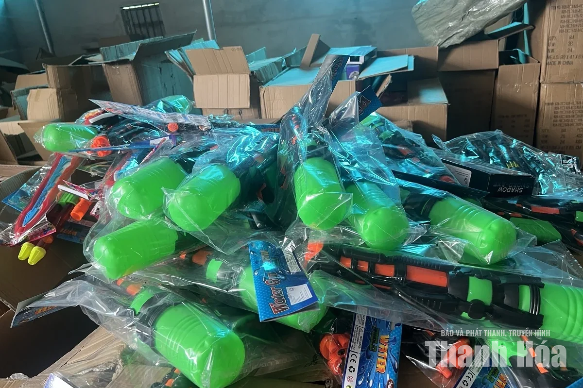 Tạm giữ hơn 3.700 sản phẩm đồ chơi có dấu hiệu vi phạm