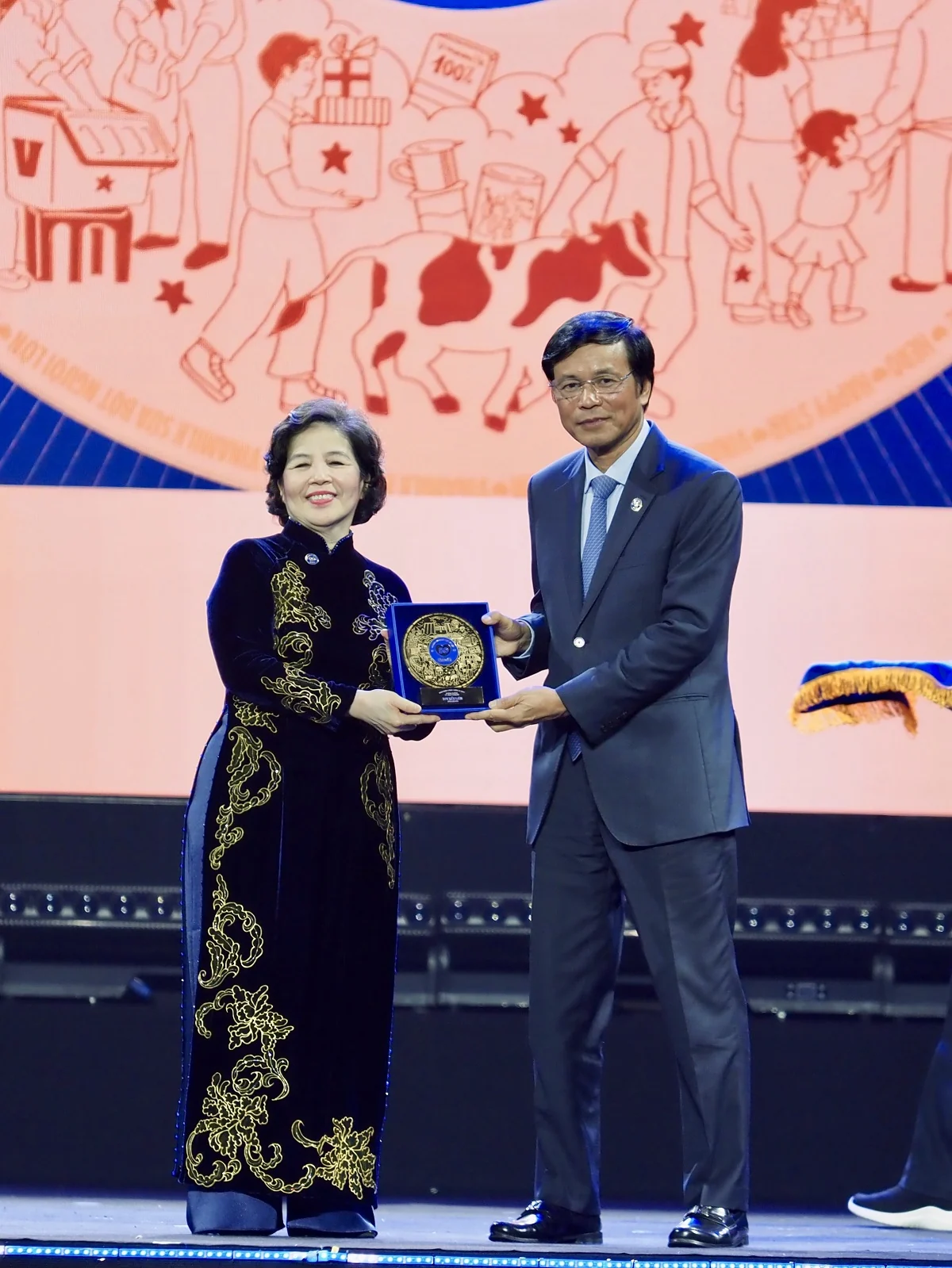 Vinamilk đón nhận Huân chương Độc lập hạng Nhất
