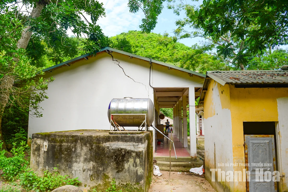 Cận cảnh điểm trường chằng chịt vết nứt giữa vùng từng sạt lở