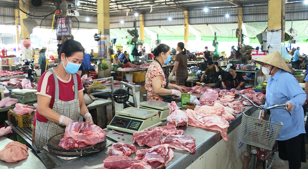 Giá lợn hơi giảm, nhưng giá thịt lợn vẫn “đứng yên”
