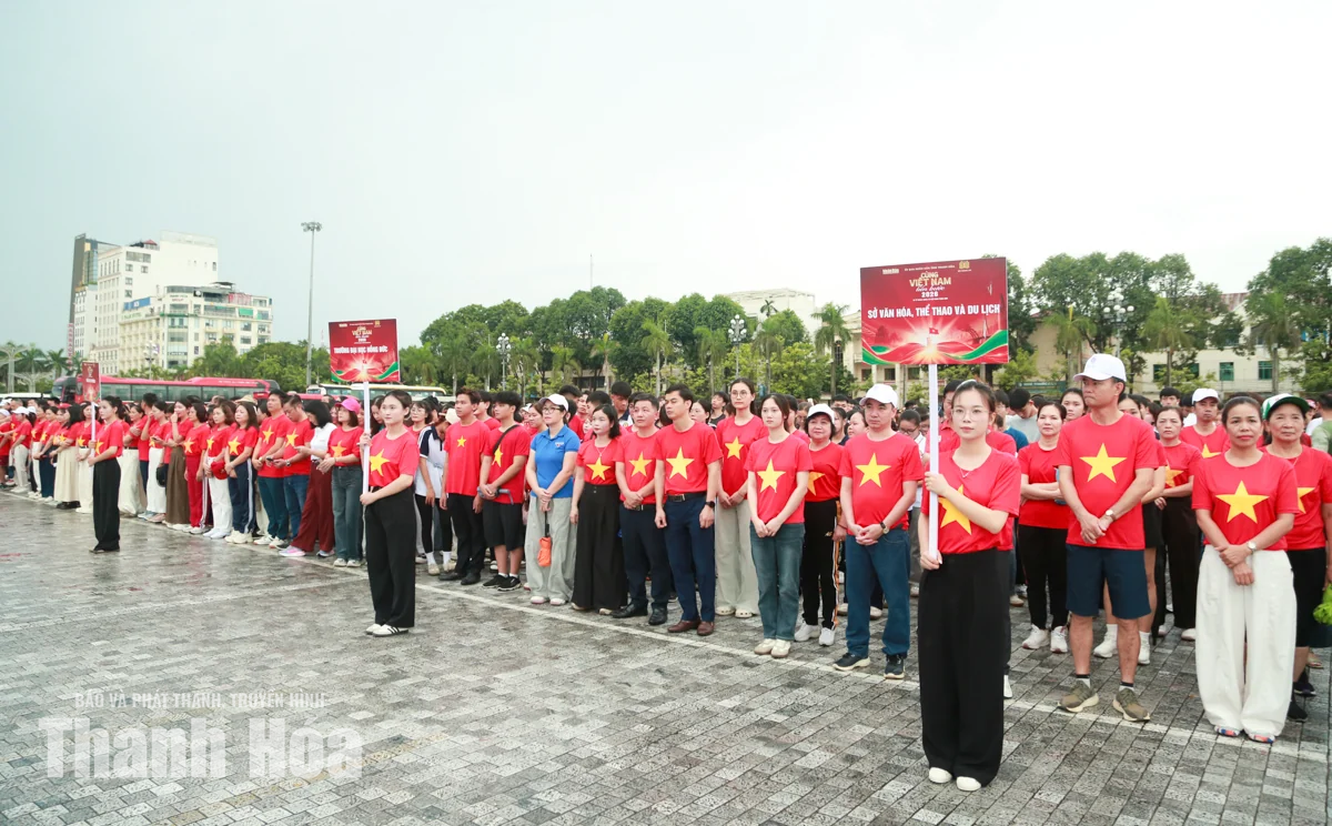 Đông đảo cán bộ, người dân Thanh Hóa mặc áo đỏ sao vàng, hát Quốc ca, đi bộ “Cùng Việt Nam tiến bước”