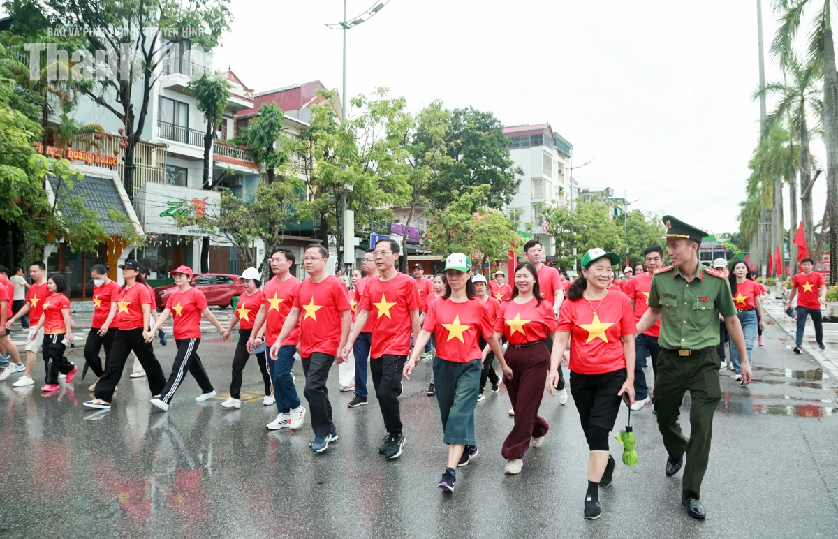 Đông đảo cán bộ, người dân Thanh Hóa mặc áo đỏ sao vàng, hát Quốc ca, đi bộ “Cùng Việt Nam tiến bước”