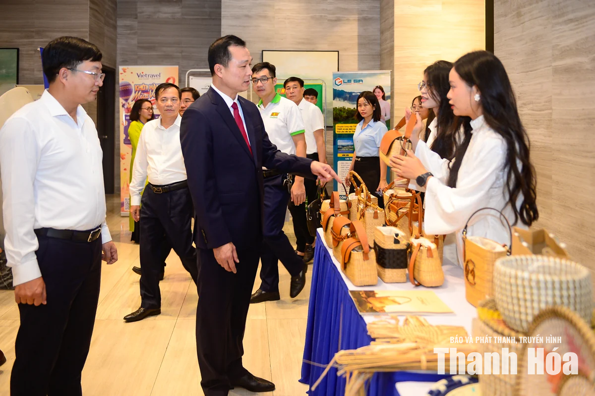 Đại biểu tham quan khu trưng bày sản phẩm tại Hội nghị đối thoại với doanh nghiệp năm 2026