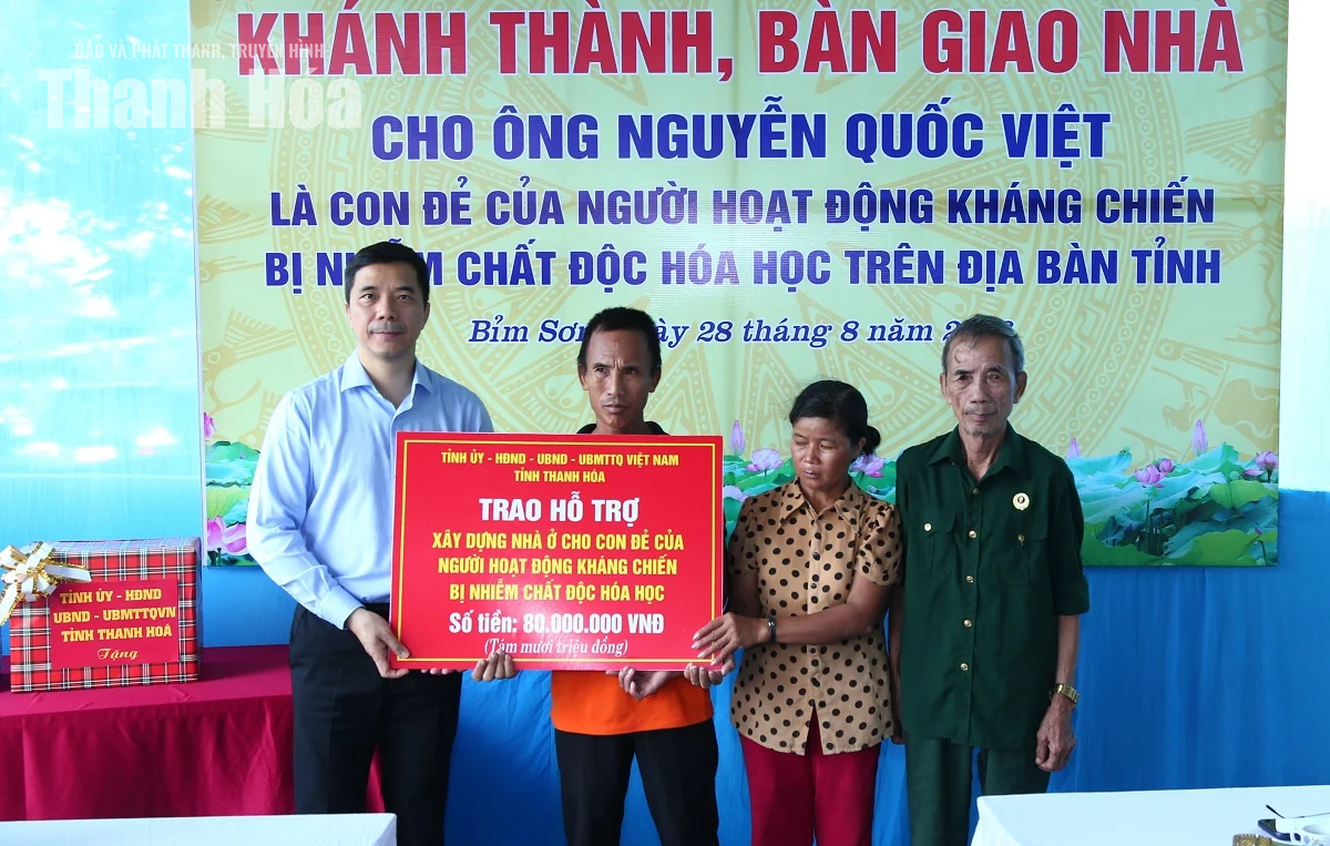 Phó Bí thư Thường trực Tỉnh ủy Nguyễn Hồng Phong trao kinh phí hỗ trợ, bàn giao nhà cho gia đình chính sách
