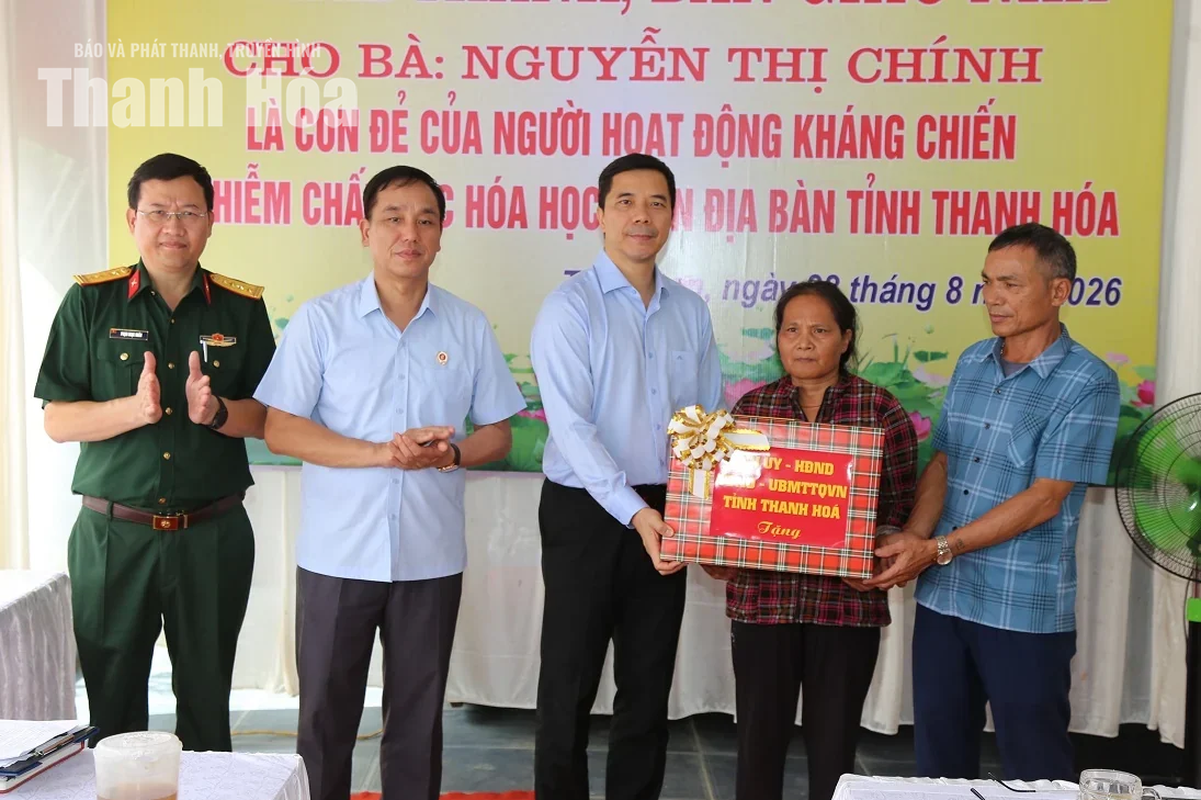 Phó Bí thư Thường trực Tỉnh ủy Nguyễn Hồng Phong trao kinh phí hỗ trợ, bàn giao nhà cho gia đình chính sách