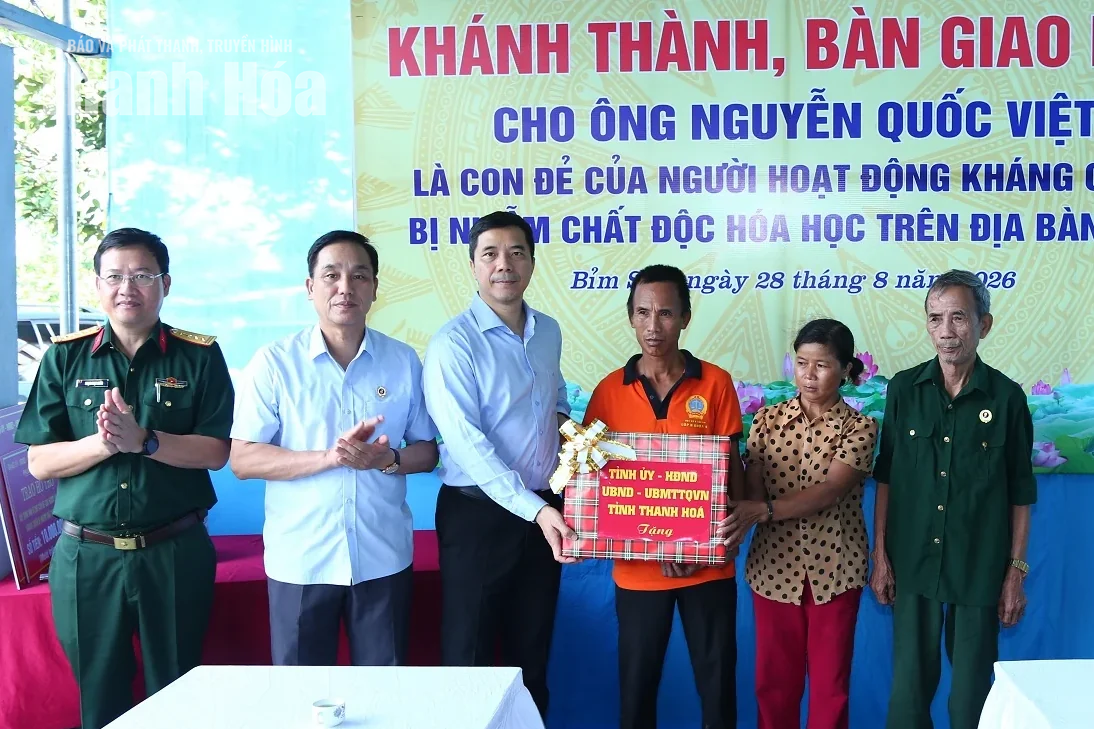 Phó Bí thư Thường trực Tỉnh ủy Nguyễn Hồng Phong trao kinh phí hỗ trợ, bàn giao nhà cho gia đình chính sách